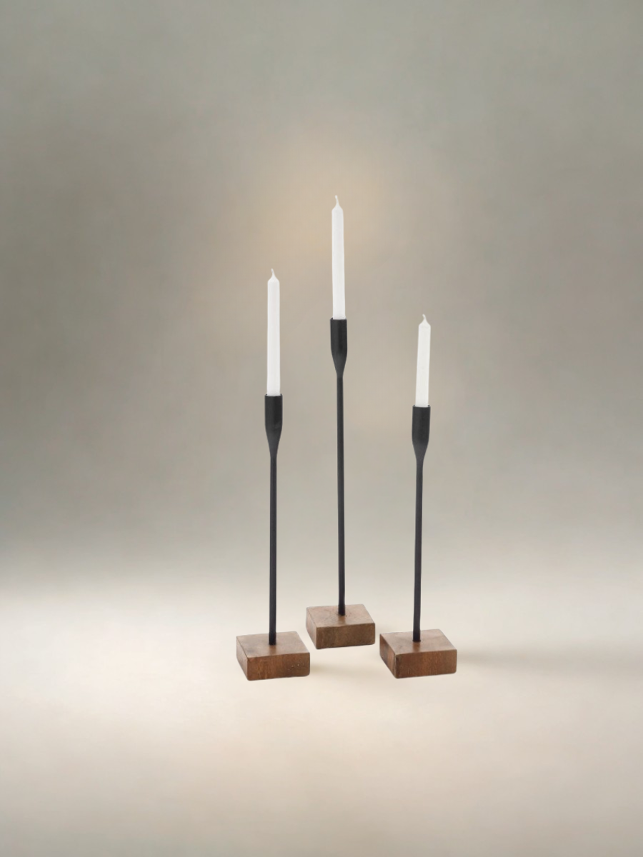 Candle holder in black metal and natural wood