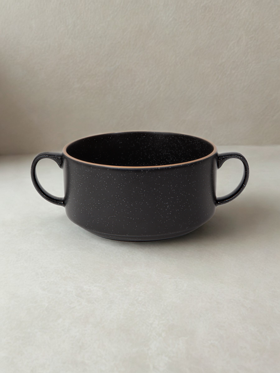 Bol à soupe noir avec poignées