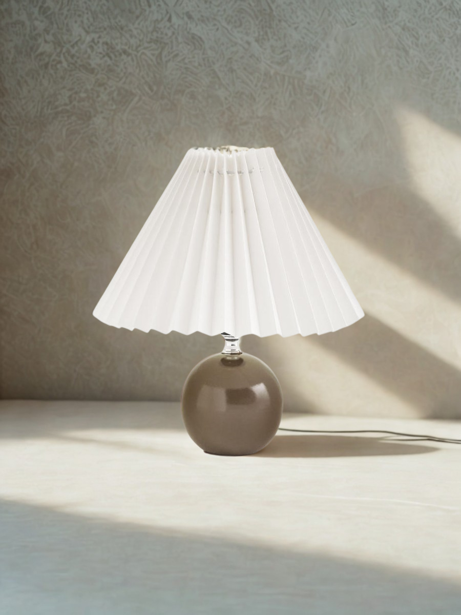 Ceramic table lamp with pleated shade – Brown