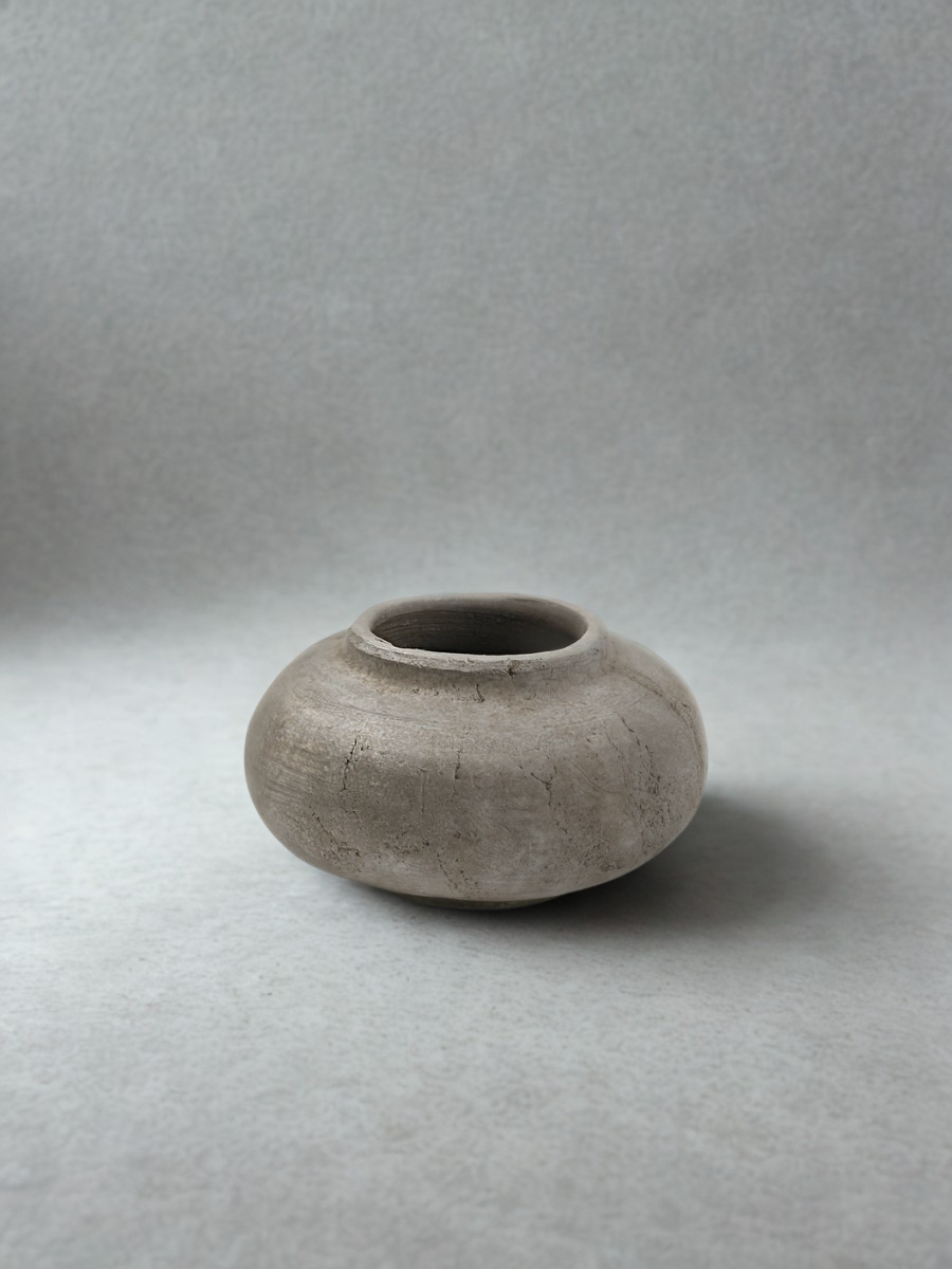 Vase ovale texturé en terre cuite – Fini gris-beige lavé