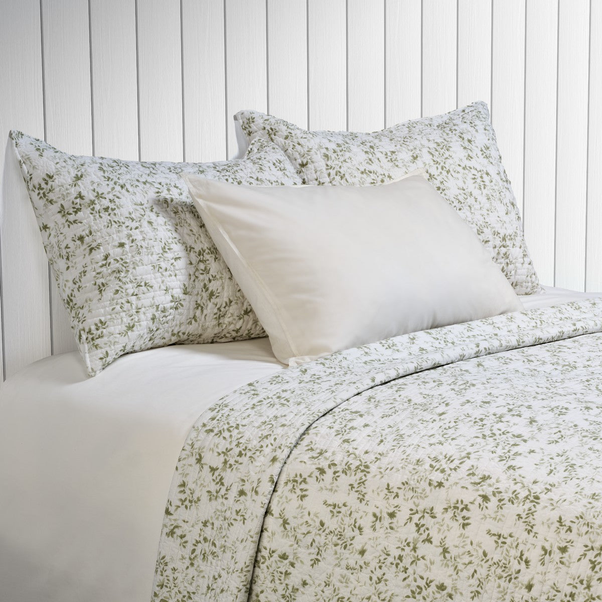 Marjolaine - Quilt with a sage foliage print