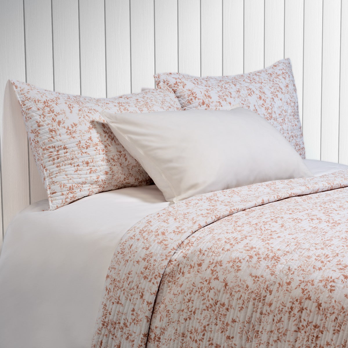Marjolaine - Quilt with a terracotta foliage print