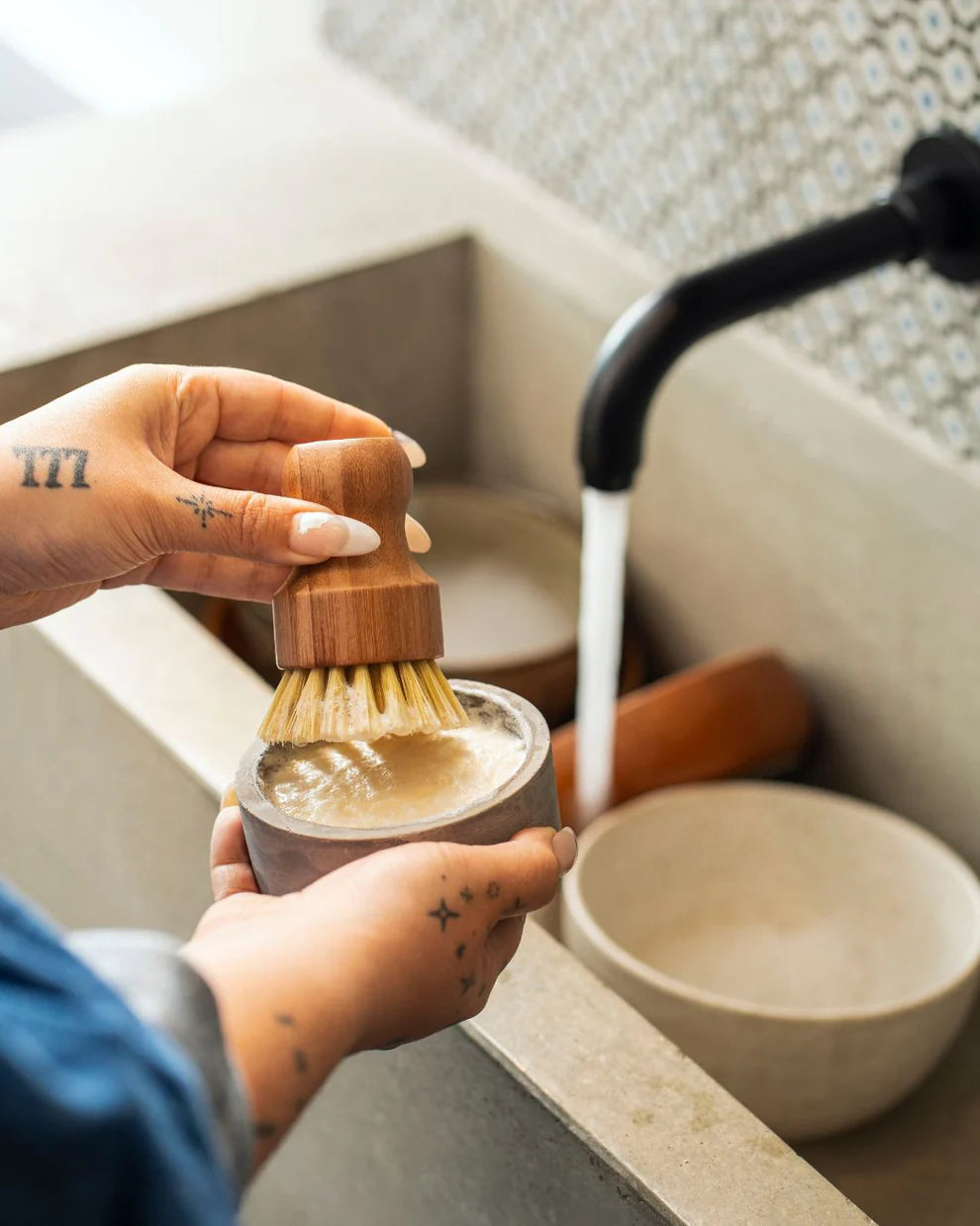 Dish soap bar with concrete jar - La Belle Excuse