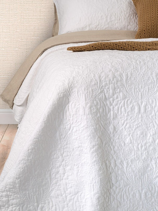 Damask - White quilted quilt