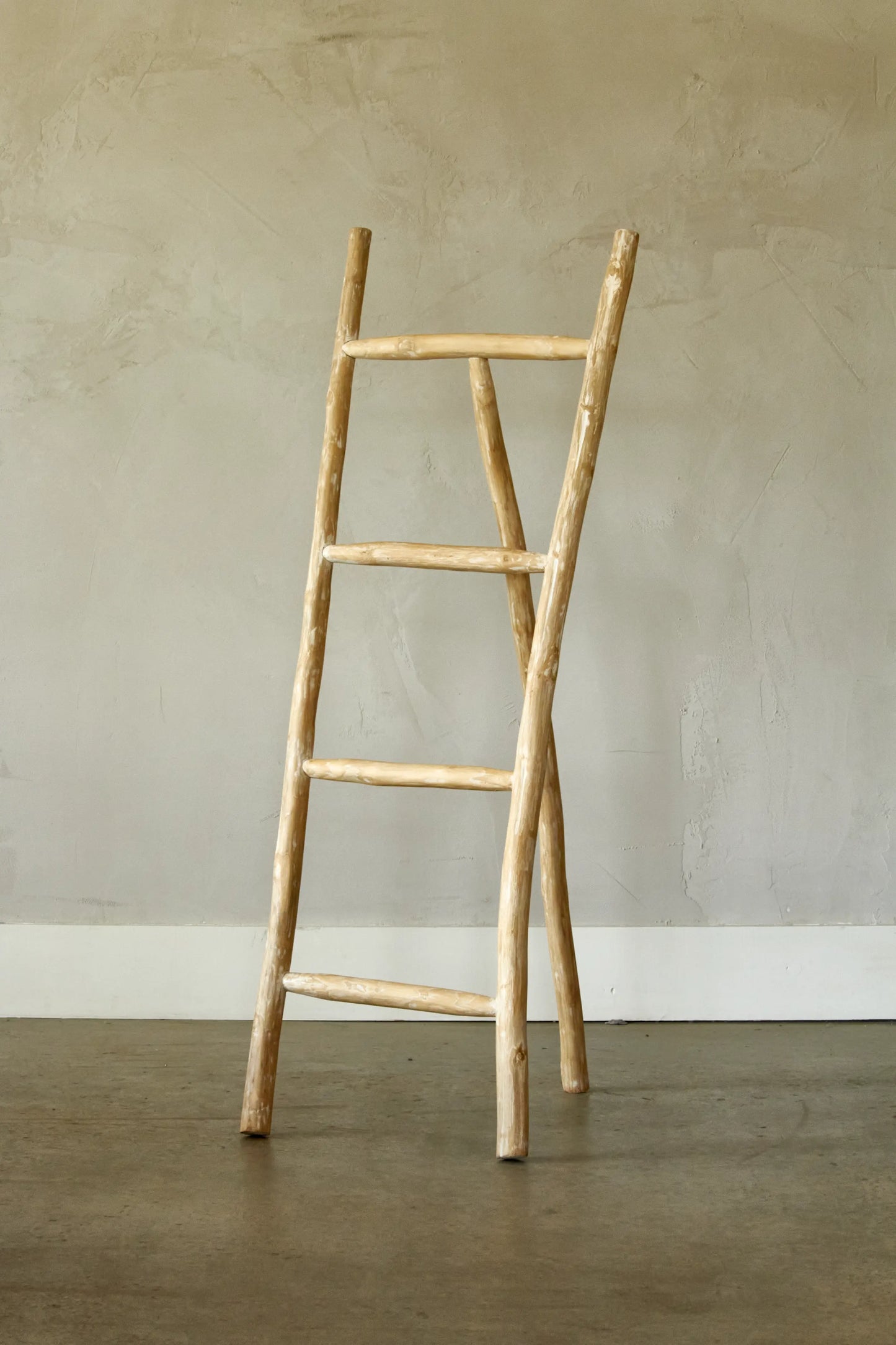 Échelle avec 3 pieds en branches de teak - Crusoë