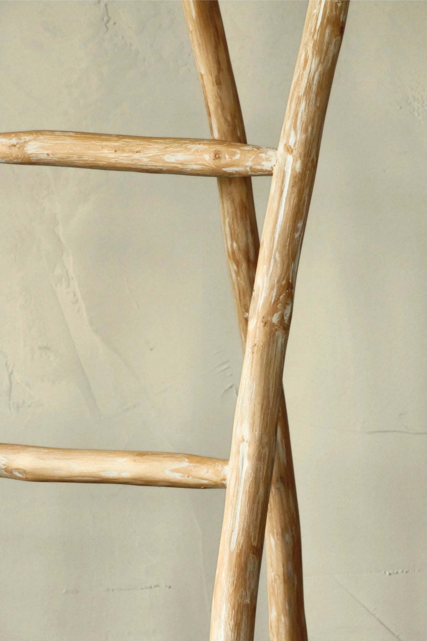 Échelle avec 3 pieds en branches de teak - Crusoë