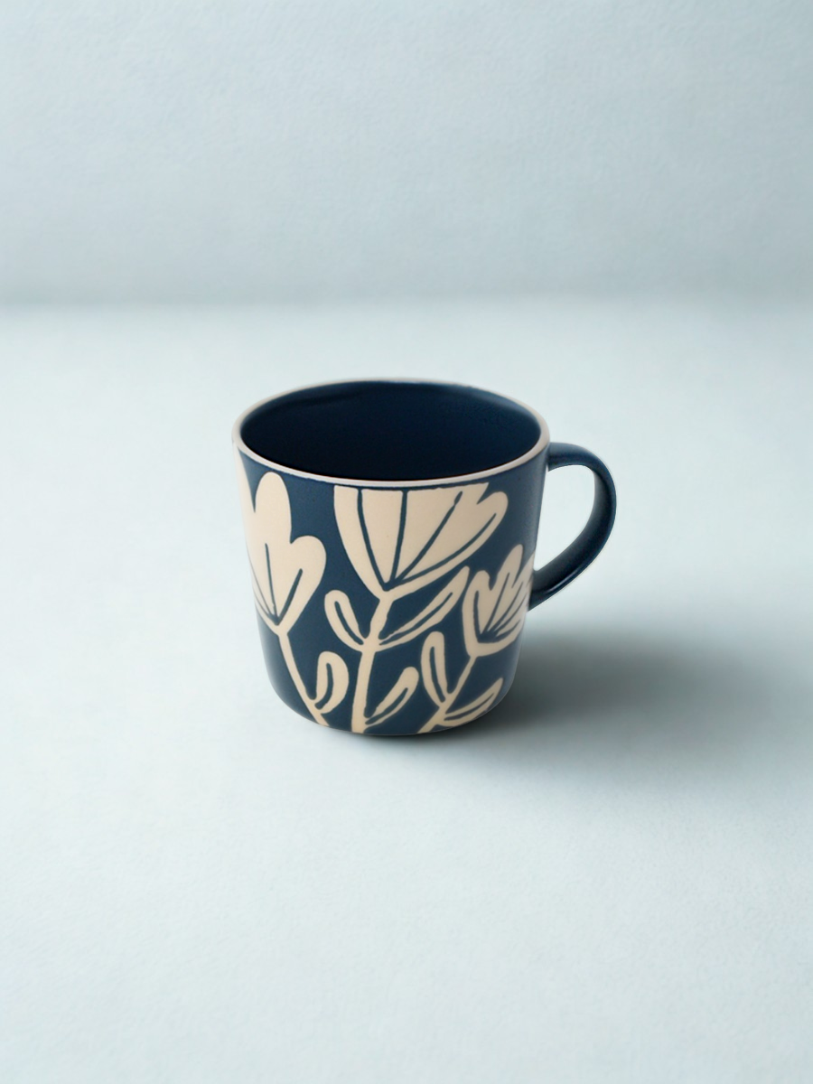 Tasse bleue avec tulipes