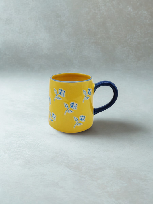 Yellow mug - Blue floral patterns