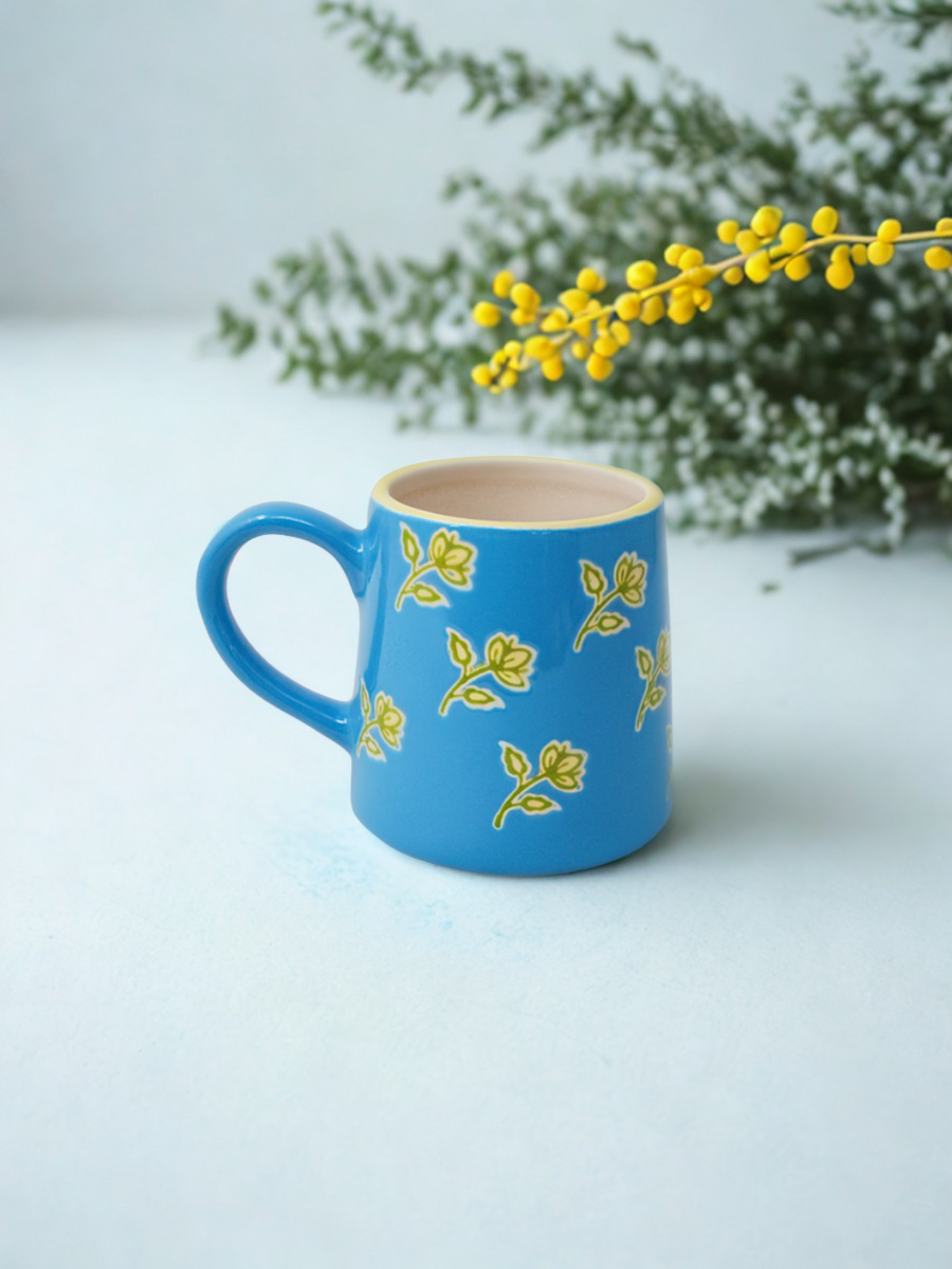 Tasse bleue - Motifs fleuris jaunes