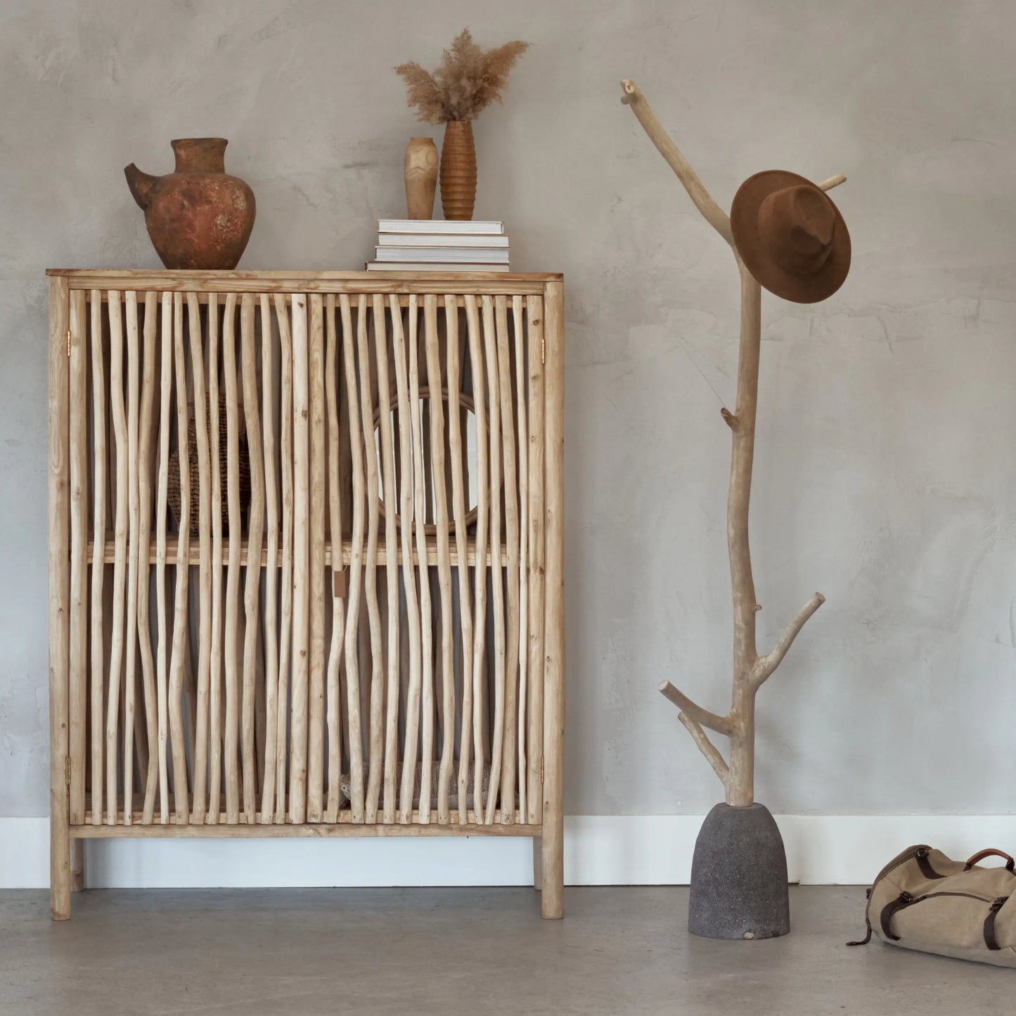 Patère en branche d'arbre et socle en pierre volcanique - Collection Robinson Crusoë