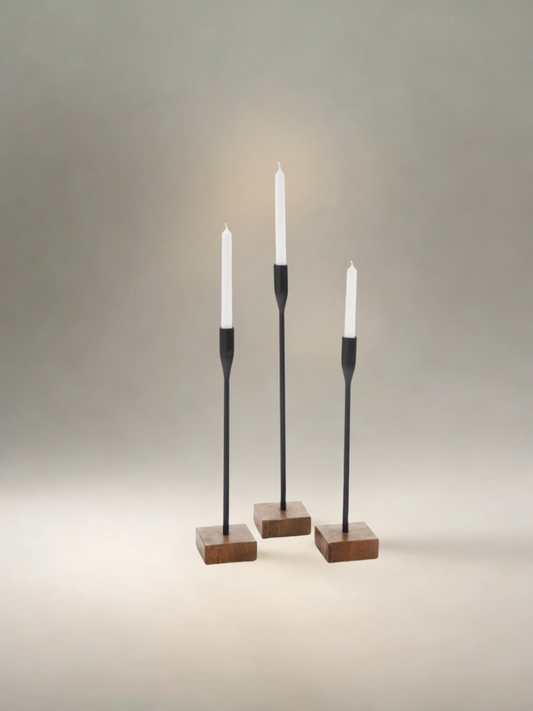 Candle holder in black metal and natural wood