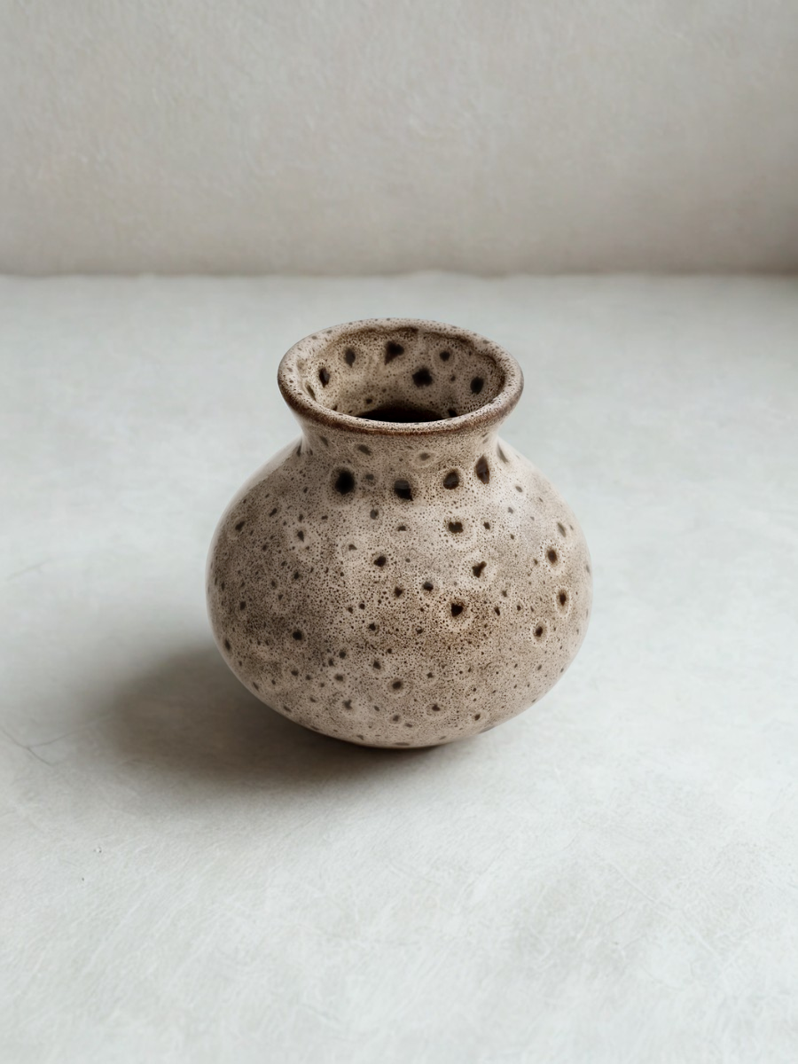 Small two-tone clay vase – white and brown