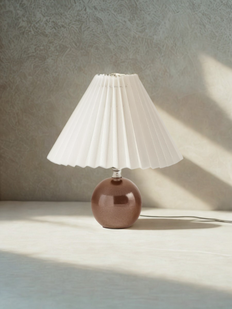 Lampe de table en céramique avec abat-jour plissé – Bordeaux